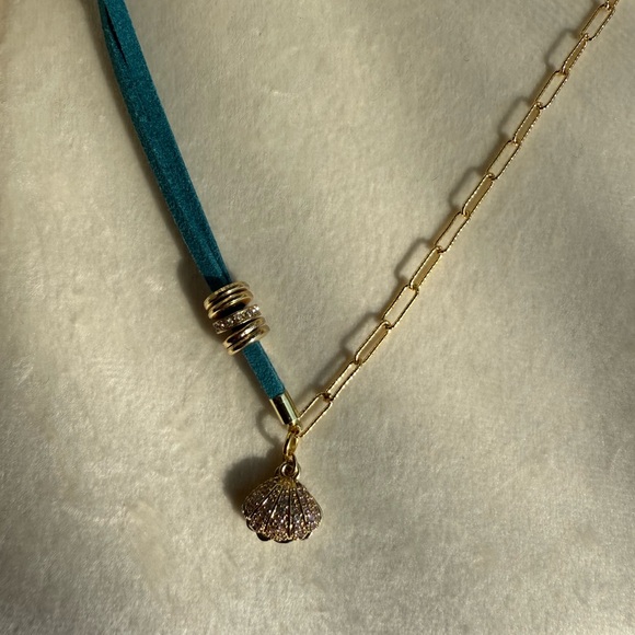 Ocean Muse Shell Necklace - Picture 5 of 5